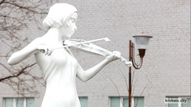 В Кривом Роге открыли новый сквер со скульптурами (ФОТО)