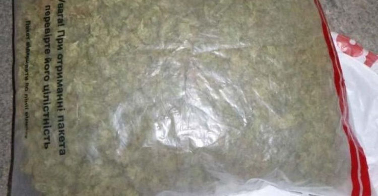 У Покровському районі поліція виявила наркозбувачів із кілограмом марихуани