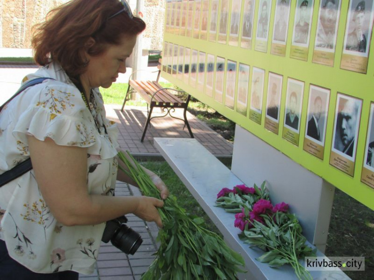 В День города криворожане почтили память погибших в АТО земляков (ФОТО)