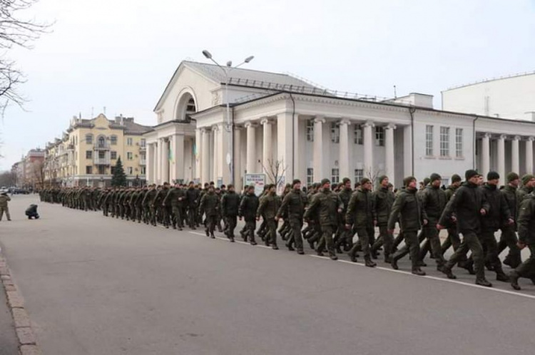 Гвардейцы поддержали акцию и прошлись по центральной улице Кривого Рога (фото)