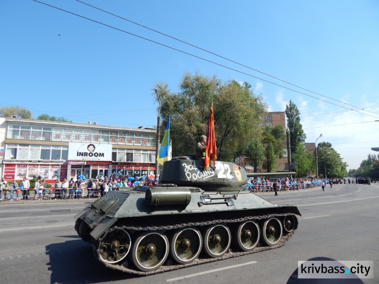По улицам Кривого Рога проехал танк Т-34, который дошел до Берлина (ФОТО)