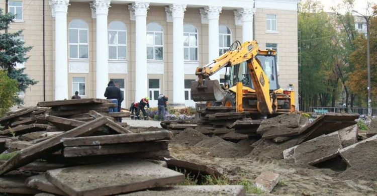 В Кривом Роге начались работы по реконструкции  площади перед ДК "Карачуны" 