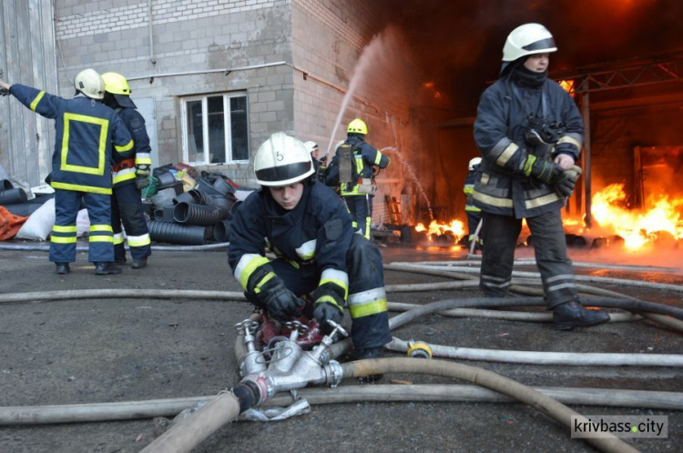 Под Кривым Рогом - крупный пожар на пластиковом заводе, очаг локализован (фото, видео)