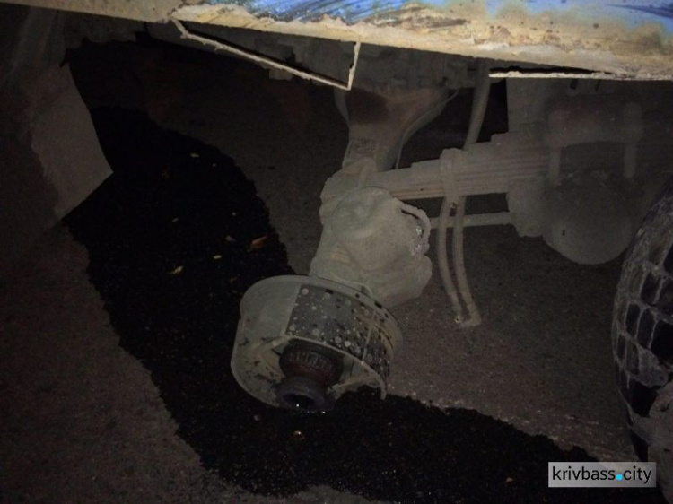 В Кривом Роге у КАМАЗа сорвало колесо и отбросило на встречную полосу (ФОТО)