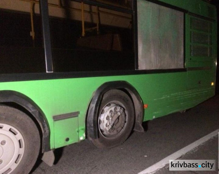 Пьяный водитель на легковушке в Кривом Роге врезался в служебный автобус (ФОТО)