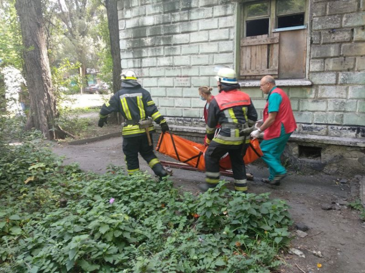 Спасатели Кривого Рога вынесли женщину из горящего здания (фото)