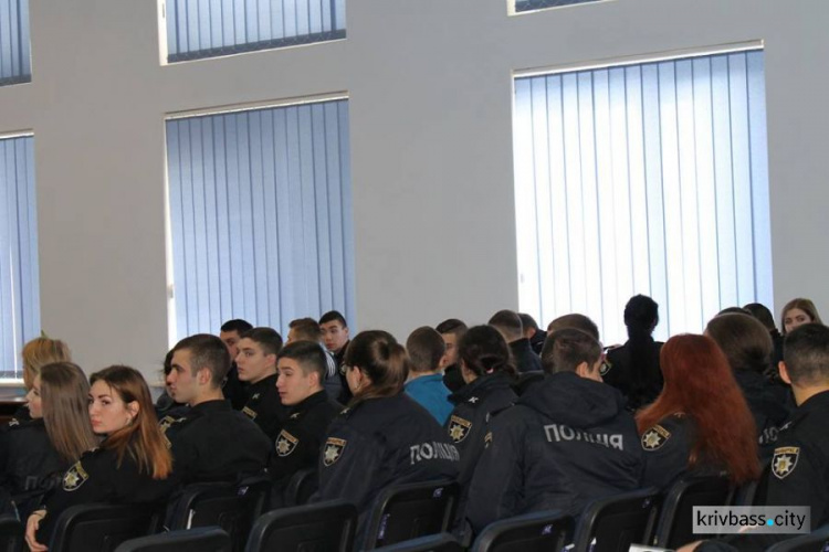Полицейские Кривого Рога обучали курсантов личной безопасности (ФОТО)