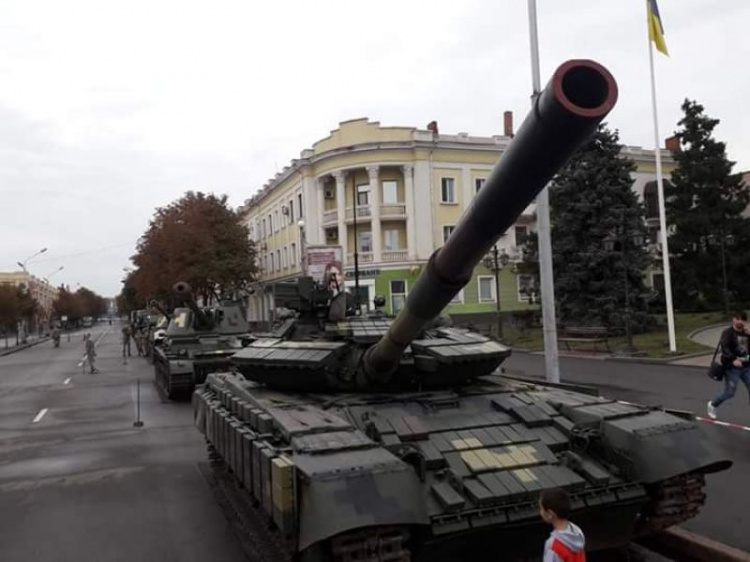 В Кривом Роге отпраздновали День танкиста: прошли показательные выступления и выставка боевой техники (ФОТО)