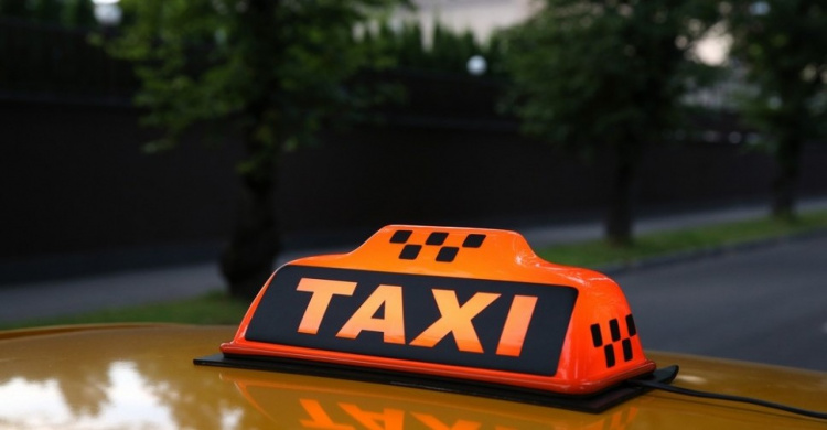 Поднять тарифы: таксисты Кривого Рога провели предупредительную забастовку