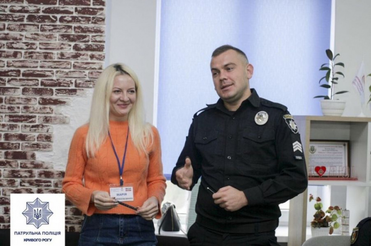 «Остановить насилие»: в Кривом Роге полицейские провели тренинг и рассказали о начале курса самообороны для женщин (фото)