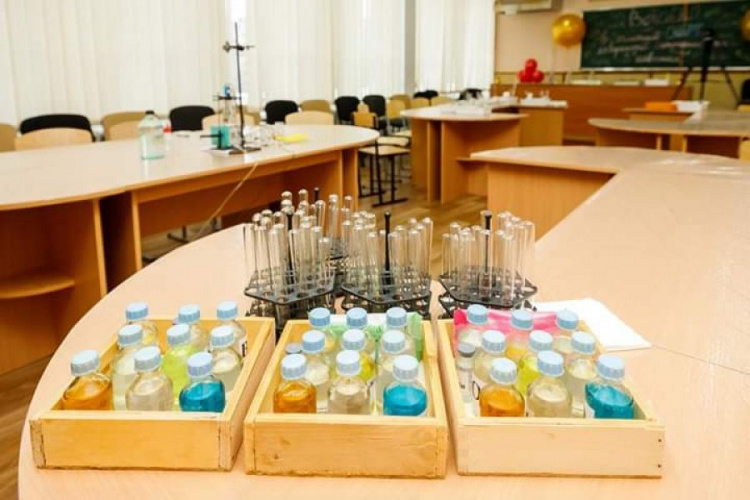 Уроки химии по-новому: в Кривом Роге открыли современную SMART-лабораторию для школьников(фото)