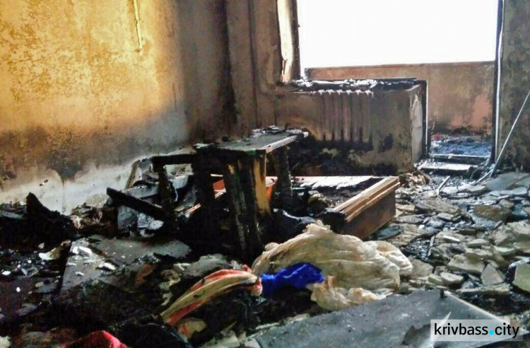 В результате пожара в Кривом Роге погибла женщина, мужчину с ожогами забрали в больницу (ФОТО)