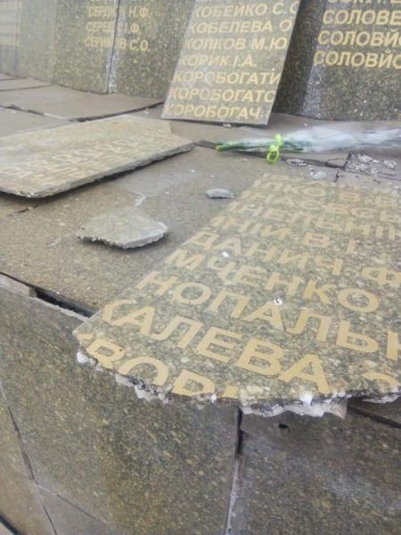 «Антипобеда»: в центре Кривого Рога на куски разваливается памятник воинам Великой Отечественной (фото)