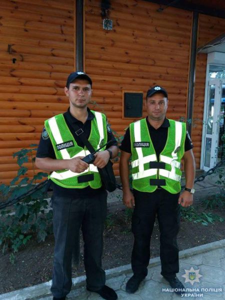 Полицейские на посту: в Скадовске спасли криворожанку (ФОТО)