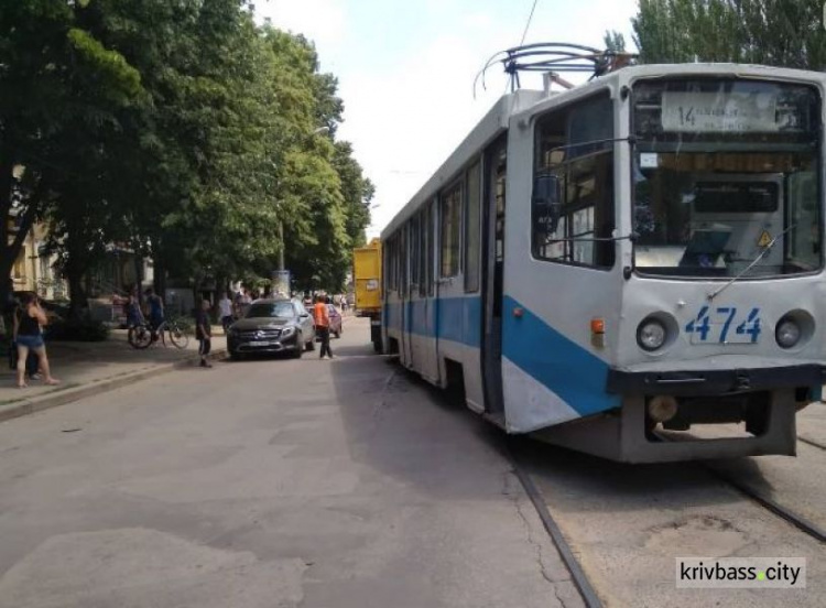 Во время движения в Кривом Роге трамвай сошёл с рельс (ФОТО)