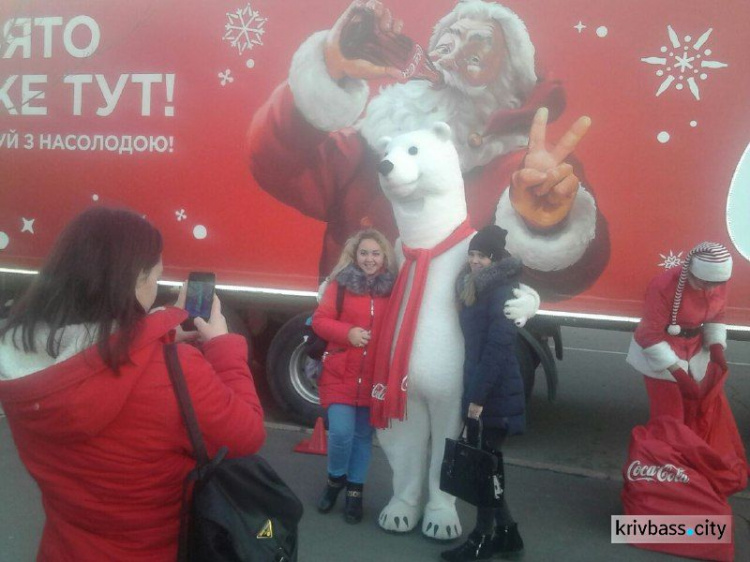 В Кривой Рог приехал праздник: по городу колесит новогодний грузовик с Санта-Клаусом (ФОТО+ВИДЕО)