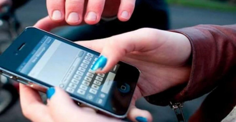 В Кривом Роге участились случаи кражи мобильных телефонов из рук прохожих