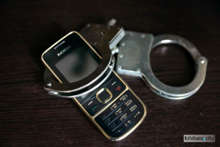 Полицейские Кривого Рога вернули мужчине украденный телефон