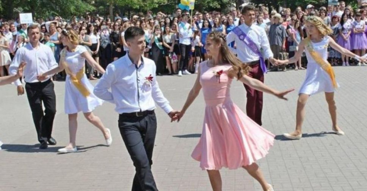 Школьный вальс battle: выпускники Днепропетровщины могут побороться за звание самой танцевальной школы