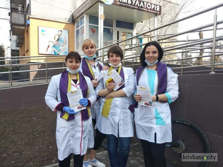 Волонтёры Кривого Рога раздают медикам особые шарфы, чтобы их могли подвозить водители