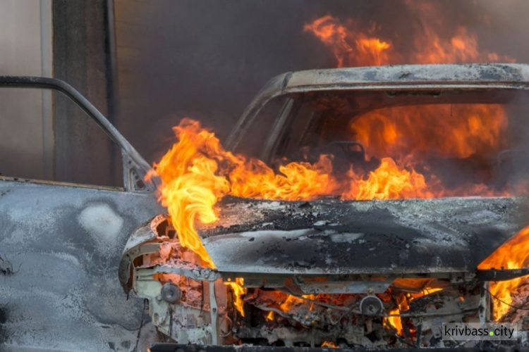 В тёмное время суток в Кривом Роге загорелся автомобиль