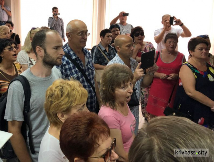 Активисты Кривого Рога силой пытались ворваться на сессию горсовета (ВИДЕО+ ФОТО)