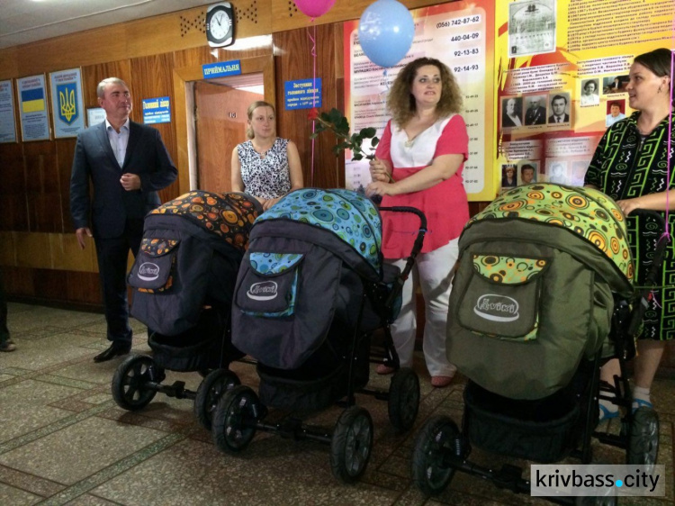 Новорожденные Кривого Рога получили подарки от мэра (ФОТО)
