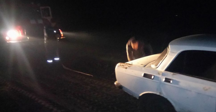 Автомобиль "Москвич" застрял на грунтовой дороге не доехав до Кривого Рога (ФОТО)