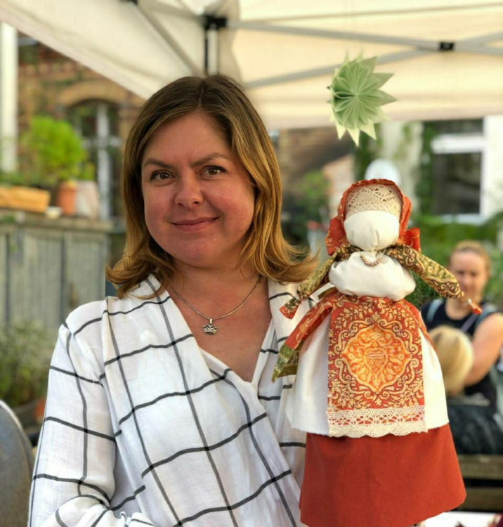  Мистецтво з тканини: у Кривому Розі відкрили виставку весільних ляльок – мотанок