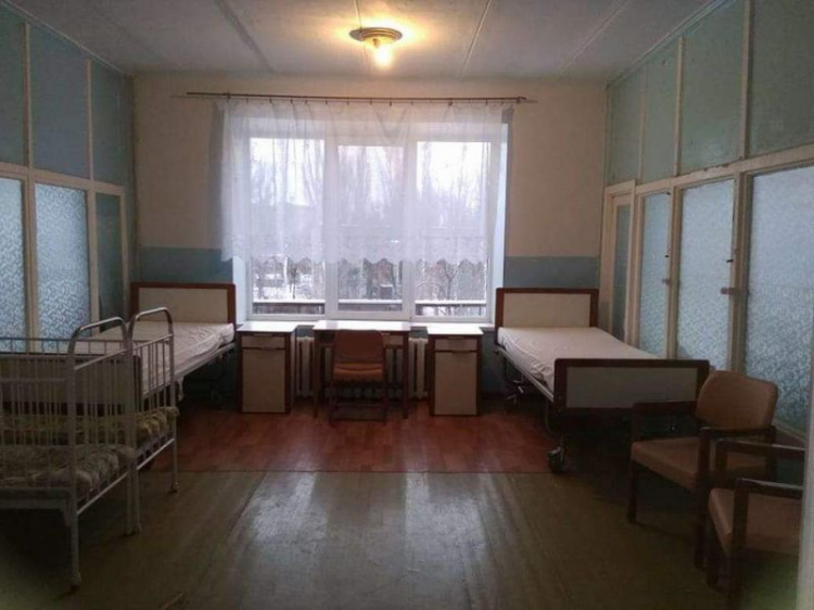 Волонтеры подарили медицинские кровати детской больнице Кривого Рога (фото)
