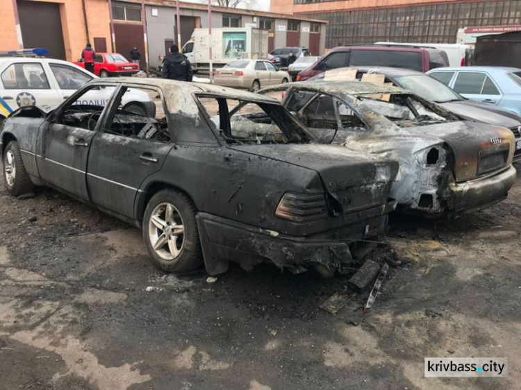 В Кривом Роге пламенем уничтожены две иномарки и три машины повреждены