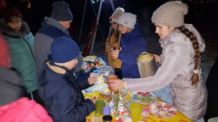 Акция "Пакет Добра" детям-сиротам на Рождество: под Кривым Рогом прошла благотворительная  ярмарка (фото)