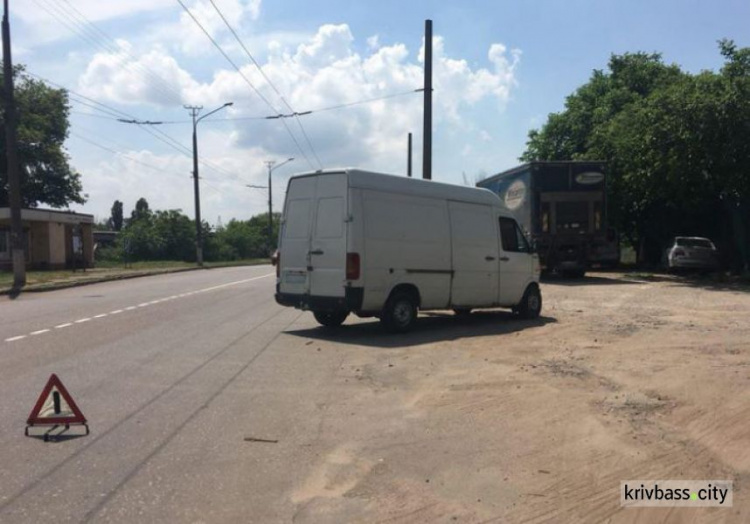 Авария в Кривом Роге: из-за микроавтобуса едва не пострадал младенец (ФОТО)