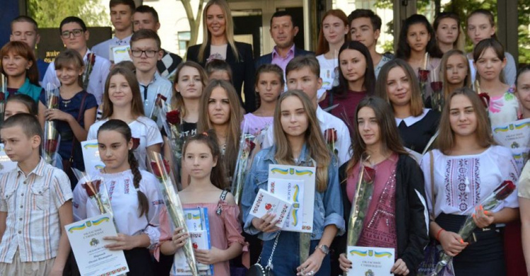 На Днепропетровщине лучшим школьникам и студентам, лишенным родительской опеки вручили стипендии (фото)