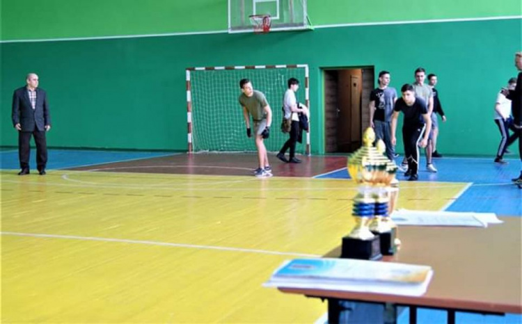 К 27-й годовщине ВС Украины среди старшеклассников одного из районов Кривого Рога прошли соревнования (фото)