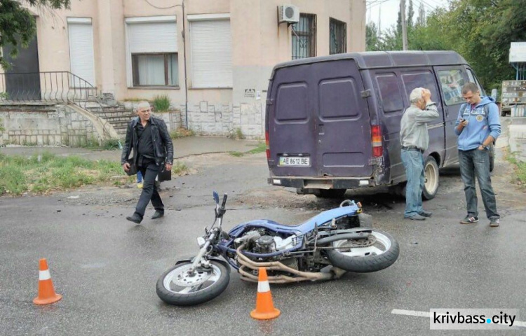 ДТП в Кривом Роге: на узкой дороге столкнулись мотоциклист и «ГАЗель» (ФОТО)