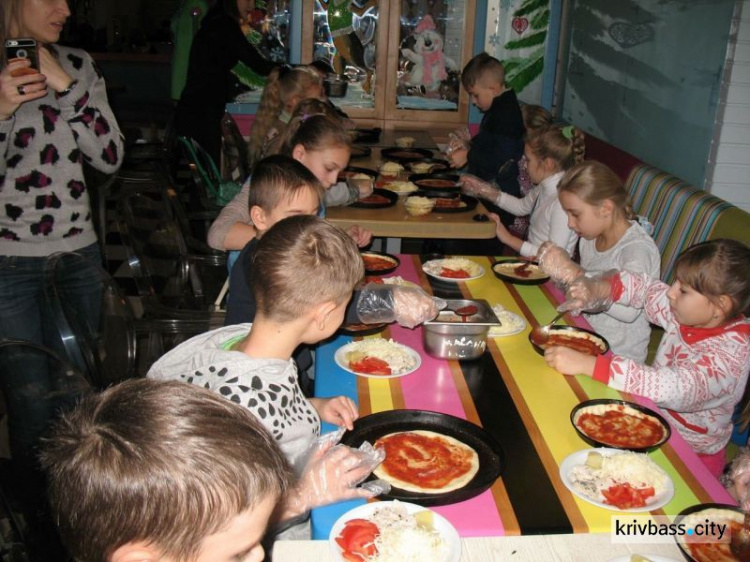 Каникулы с пользой: для учеников криворожской школы провели мастер-класс по приготовлению пиццы (ФОТОРЕПОРТАЖ)
