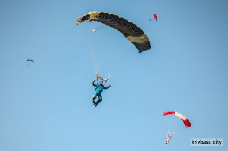 Воздушные змеи, трюки парашютистов и флаг-рекордсмен: как прошло авиа шоу "Свободное небо" в Майском