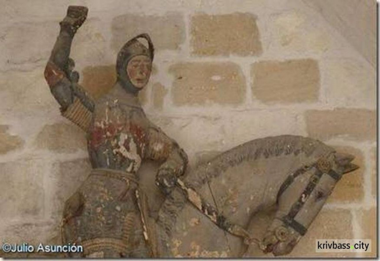 В Испании решили обновить средневековую скульптуру. Вышло не очень (ФОТО)