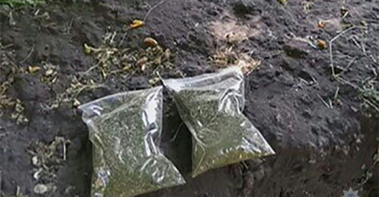 Бдительные криворожане «сдали» полиции драгдиллера, который продавал наркотики возле подъезда (ФОТО)