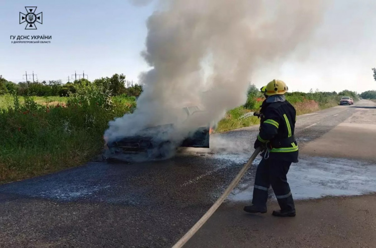 Вогонь знищив легковик на дорозі у Криворізькому районі - що сталося із водієм