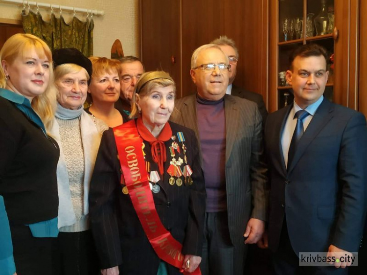 З теплими словами та подарунком:  міський голова Юрій Вілкул привітав визволительку Кривого Рогу