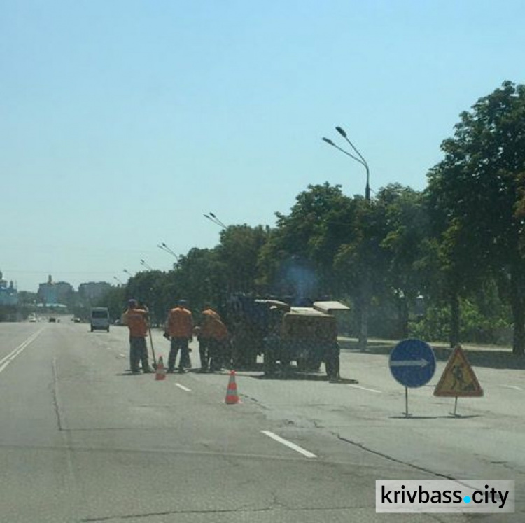 Фотофакт: как ремонтируют дорогу по проспекту 200-летия Кривого Рога