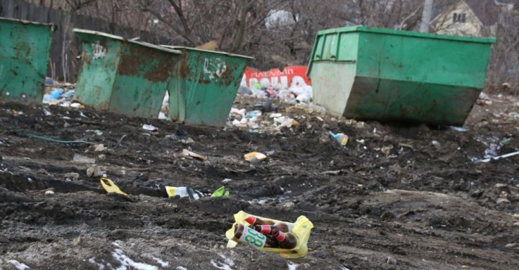 Не для себя, для людей: в Кривом Роге бездомные из подручных средств делают "подходы" к мусорным бакам