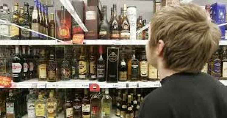 Полиция Кривого Рога напоминает об ответственности за продажу алкоголя детям