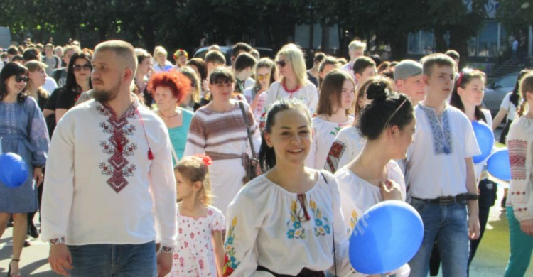 От мала до велика в национальной одежде: в Кривом Роге прошли парады вышиванок (фоторепортаж)