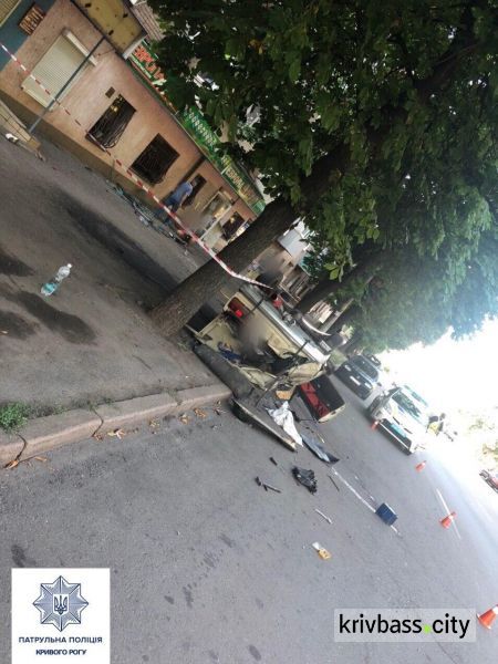 В Покровском районе водитель «ВАЗа» врезался в дом, после чего машина перевернулась