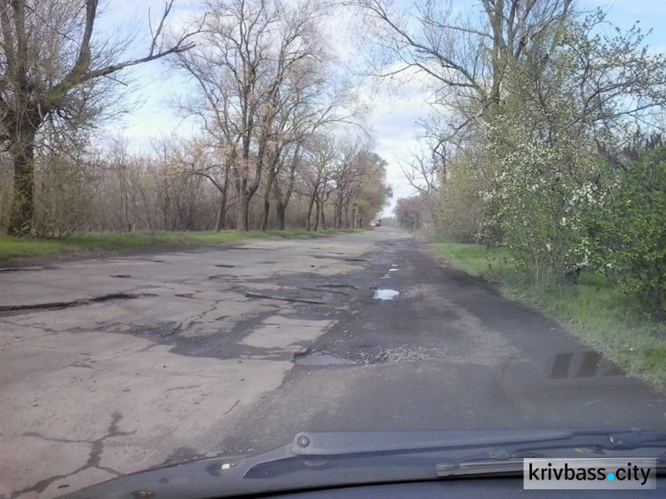 Дорога на Ингулец превратилась в сплошную колдобину через год после ремонта (ФОТО)