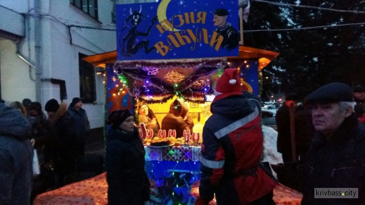 В Покровском районе Кривого Рога праздничными огнями зажглась новогодняя елка (фоторепортаж)
