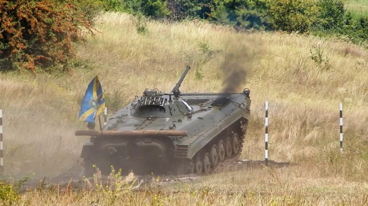 Экипаж БМП 17-й танковой бригады Кривого Рога успешно показал, на что способен (фото)